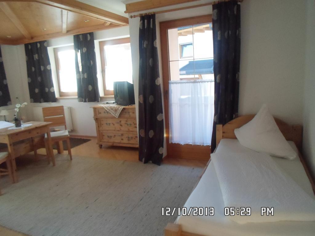 Haus Kroell Elisabeth Apartment Zell am Ziller Room photo